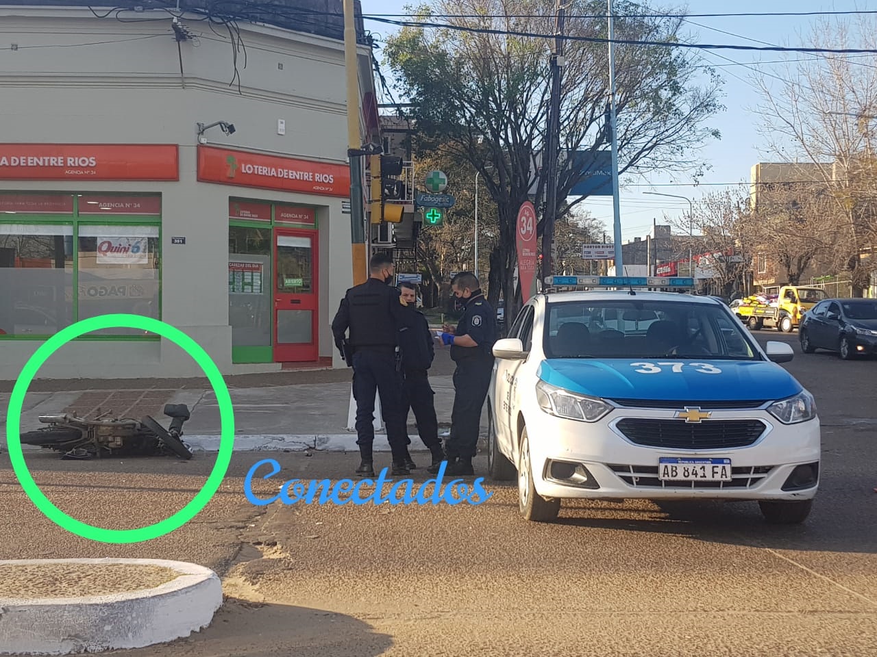 Joven motociclista hospitalizado tras chocar con un auto
