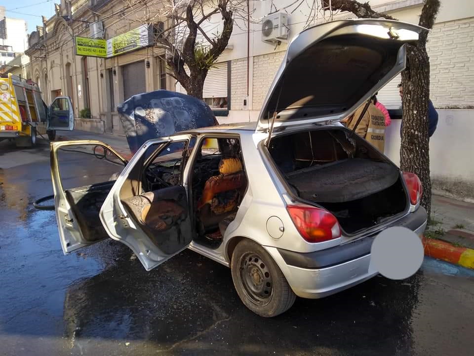 Incendio de vehículo en pleno centro