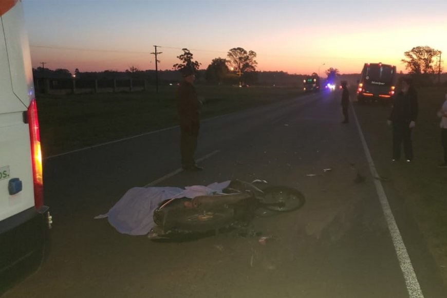 Pese a llevar el casco puesto, motociclista perdió la vida al chocar contra un colectivo