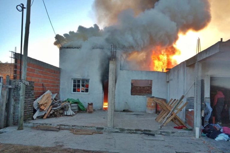 Un incendio afectó cuatro casas en Benito Legerén