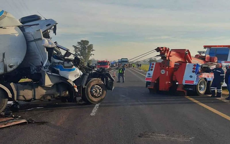RUTA 14: Colisionaron dos camiones y hubo que rescatar a uno de los conductores