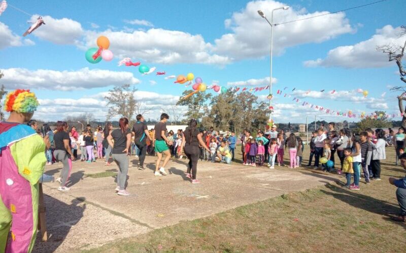 Los Naranjitos llevaron alegría a los niños en su día