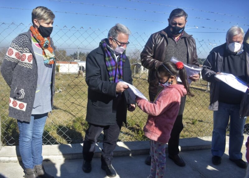Benedetto y Vallejos entregaron guardapolvos en escuelas de Concordia