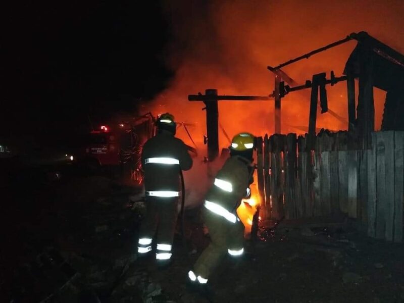 Un incendio afectó a una casilla y a un auto en cercanías del Campo del Abasto