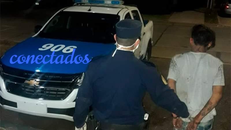 Rompieron la ventanilla de un auto, robaron lo que había en el interior y terminaron detenidos