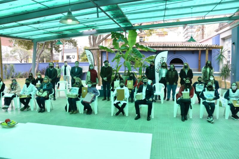 Hacedores de Ciencias: El intendente Francolini entregó kits educativos a alumnos y docentes participantes