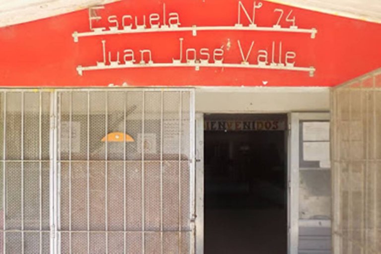 Frente a una escuela concordiense apuntó con un arma a una menor porque se trenzó a golpes con su hija