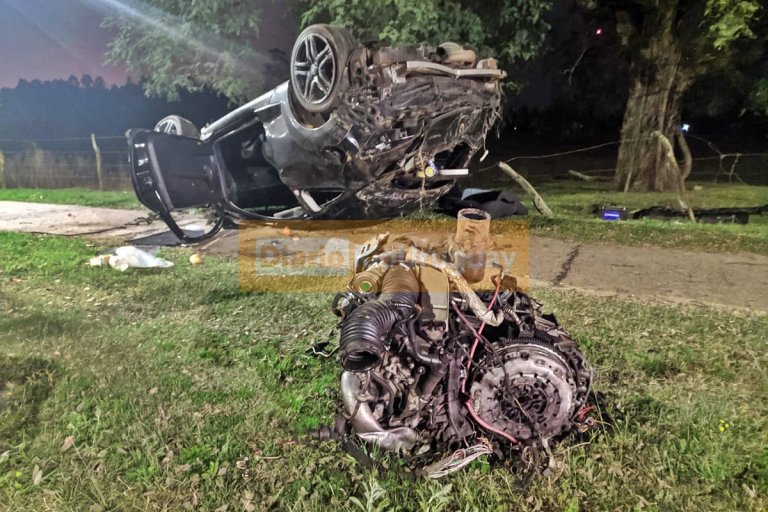 Un automóvil terminó destrozado al volcar en la avenida monseñor Rosch y cuatro personas fueron hospitalizadas