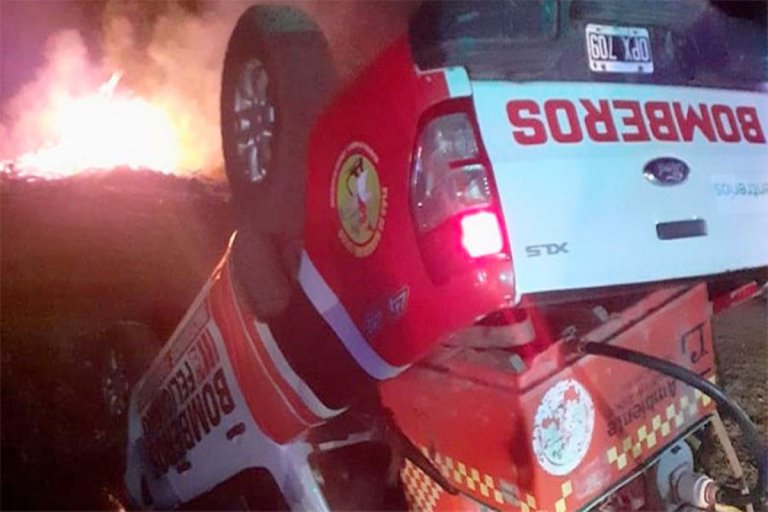 Bomberos Voluntarios volcaron cuando acudían a sofocar un incendio
