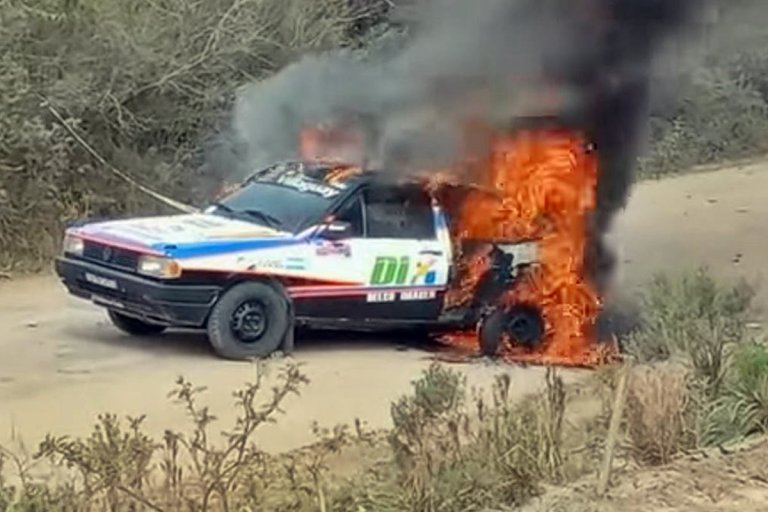 Un auto se incendió por completo cuando competía en el Rally Entrerriano