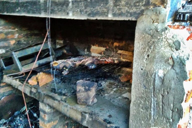 Estaban asando un lechón pero se les prendió fuego el quincho