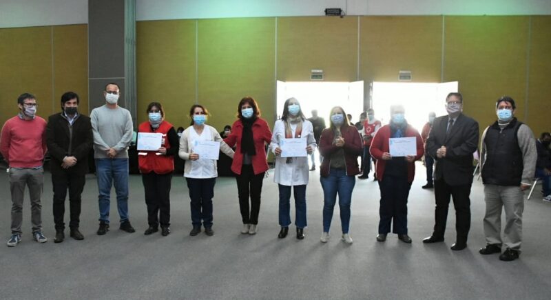 Emotivo reconocimiento al equipo de vacunación en su día