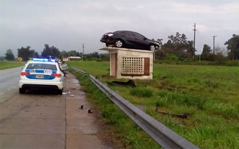Un auto despistó y quedó arriba de una garita de colectivos en Ruta 14