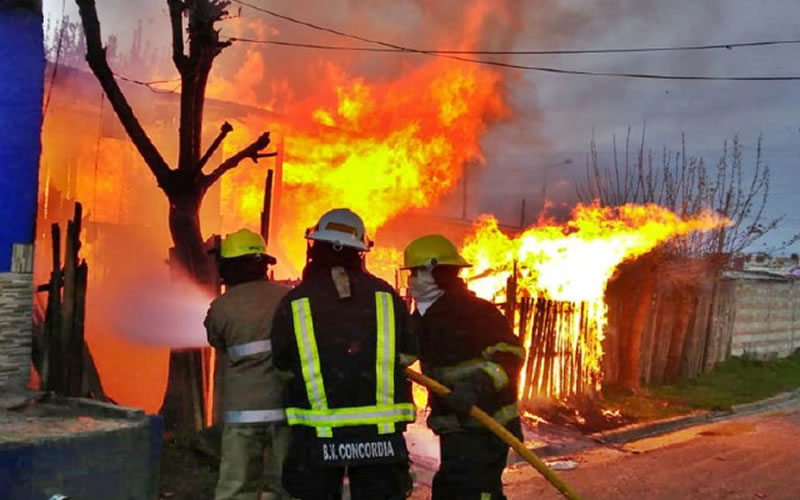 Voraz incendio consumió completamente una vivienda