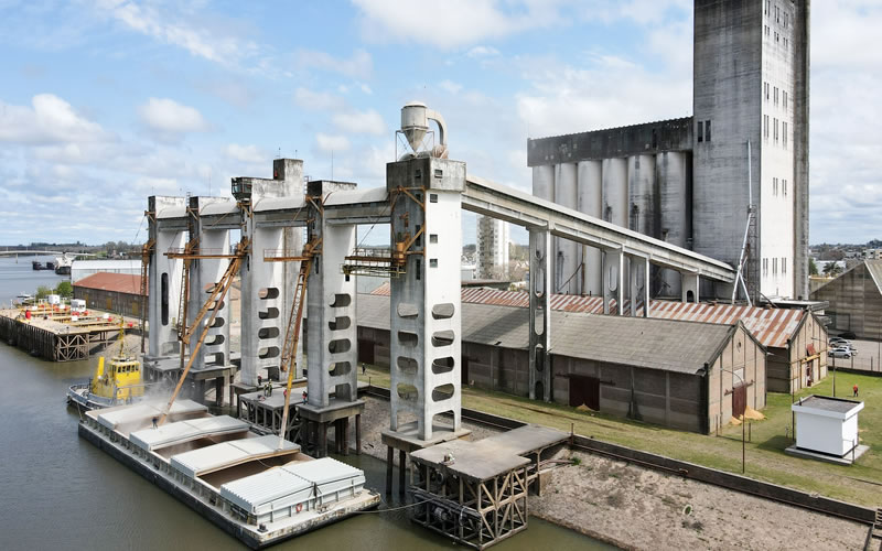 El puerto de Concepción del Uruguay recuperó su elevador de granos y comenzó a cargar barcazas