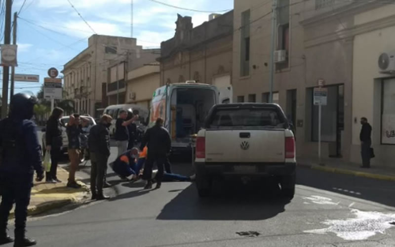 Una mujer fue atropellada por una camioneta al cruzar la senda peatonal