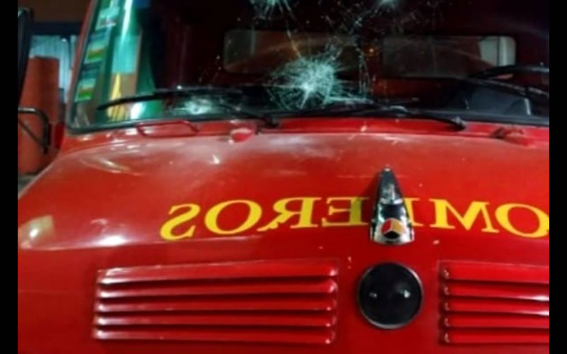 Bomberos concurrieron a sofocar el incendio de una casilla y fueron atacados a piedrazos
