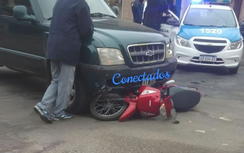 Motociclista casi aplastado por una camioneta