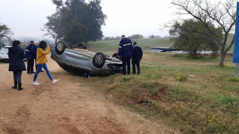 Un auto se dio vuelta en el Naranjal de Pereda