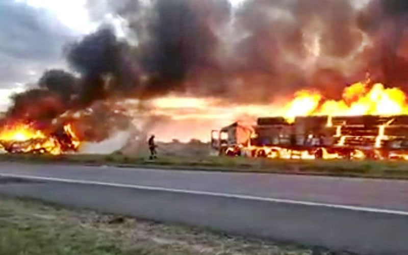 RUTA 14: Un choque y posterior incendio involucró a dos camiones y un auto