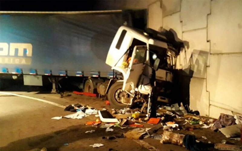Falleció el camionero que chocó contra un paredón de la Autovía 18