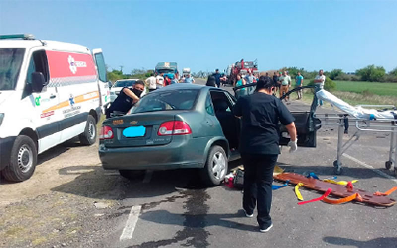 Un muerto y varios heridos tras choque entre un auto y un camión en la ruta 12