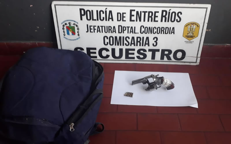 Agredieron a un policía tras resistirse a un control policial y les secuestraron un arma