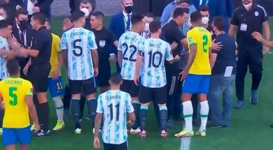 Los jugadores argentinos se retiran del campo.