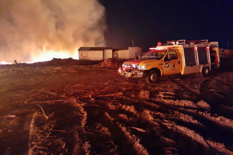Los bomberos luchan por sofocar un feroz incendio forestal en Concordia