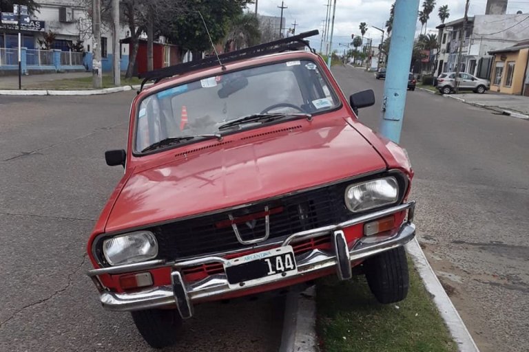 Se habría distraído con el celular y terminó arriba del cantero de una avenida