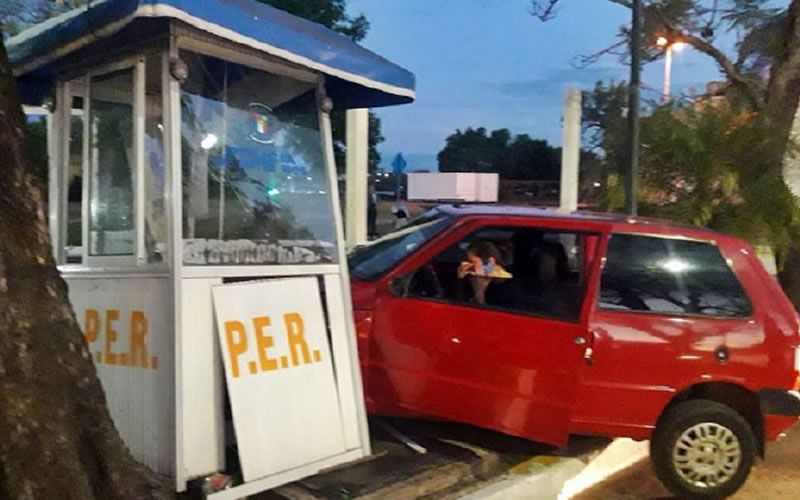 Un automóvil chocó la garita policial en la avenida Costanera