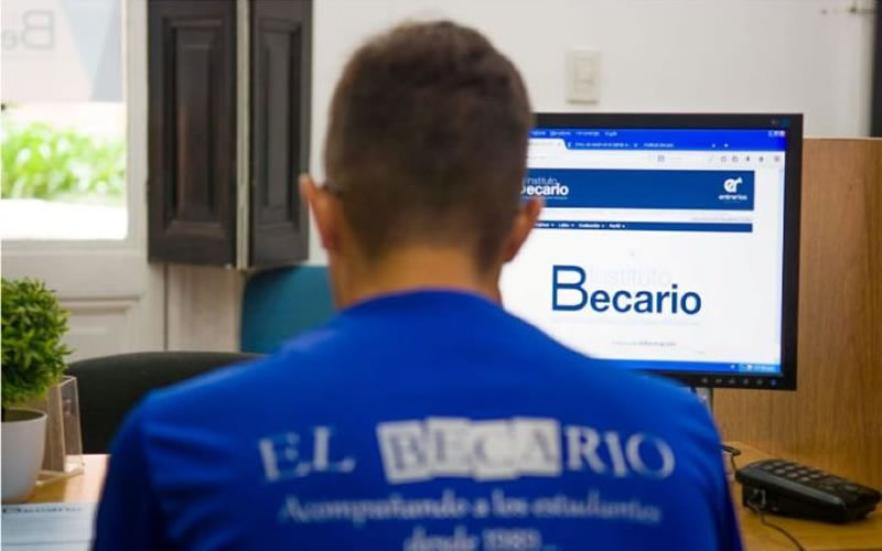 Comenzó el pago de las becas estudiantiles de todos los niveles