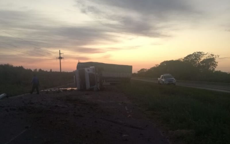 Un camión sufrió un fuerte vuelco en la Ruta 18