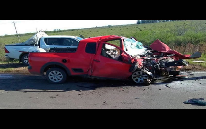 Tres heridos tras choque frontal entre dos camionetas en ruta 2