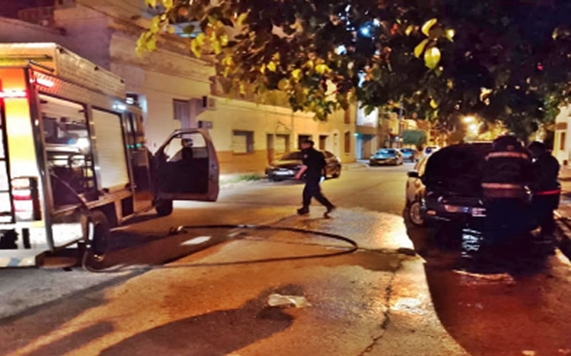 Un auto se prendió fuego en plena calle y personal de Bomberos Voluntarios debió actuar