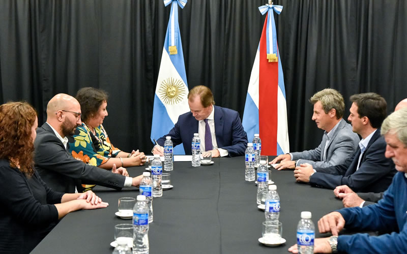 Bordet firmó contratos para realizar obras en cinco municipios por más de 200 millones de pesos