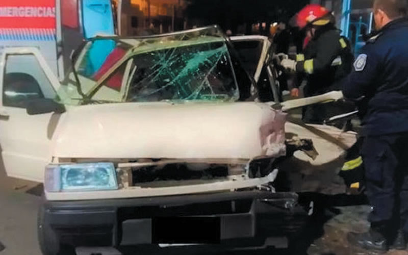 Violento choque y rescate de bomberos: Un hombre debió ser hospitalizado con fracturas