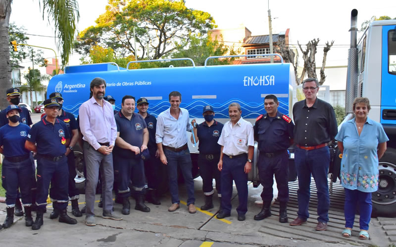 Cresto entregó un nuevo camión cisterna a los Bomberos Voluntarios de Concordia