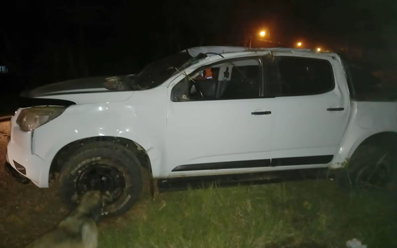 Perdió el control de su camioneta y terminó volcando