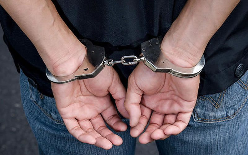 Robaron dos pantalones y uno intentó escapar de la policía