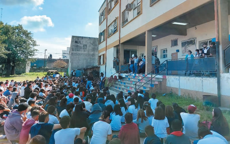 Escuela Normal, sin pelo corto por ser mujeres