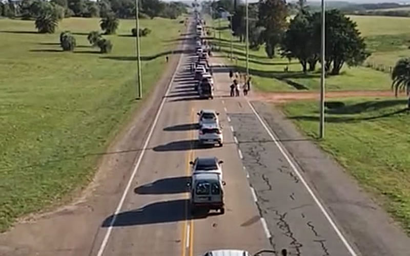 Extensas filas de uruguayos para ingresar a Concordia por el puente de Salto Grande