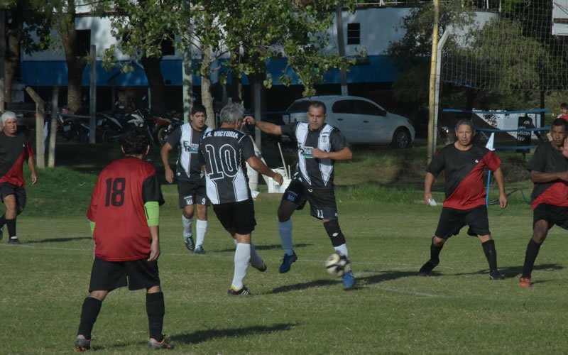 Seniors: En la punta nadie afloja