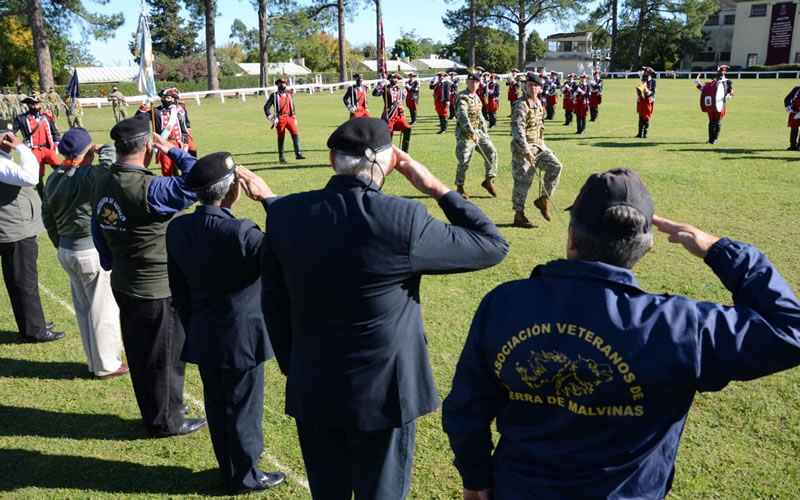 El regimiento realizó su formación en homenaje a los héroes de Malvinas