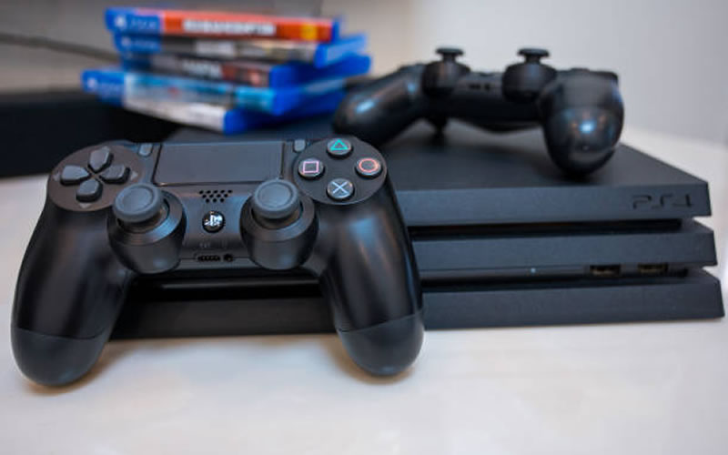 Detienen a dos jóvenes por estafa