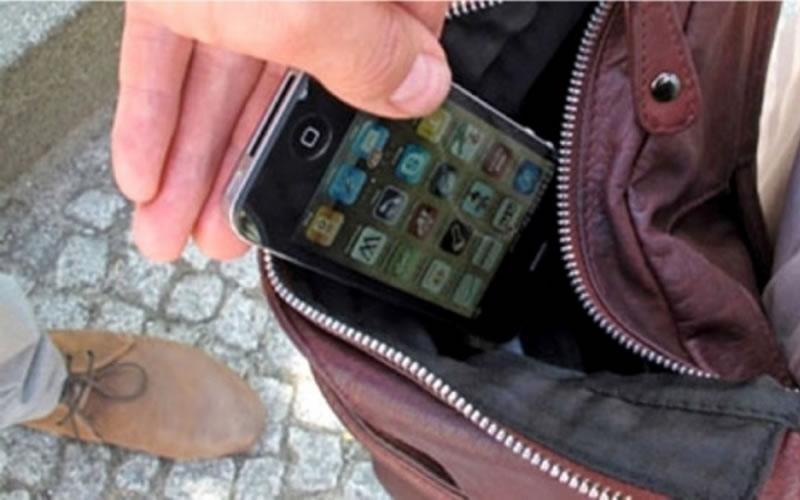 Intentó robarle el celular a una joven
