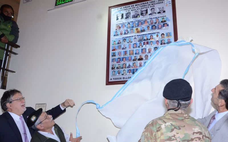 En la municipalidad, se descubrió un cuadro en honor a los veteranos de Malvinas