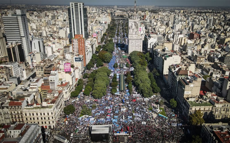 Masiva movilización de los movimientos populares por el Día del Trabajador