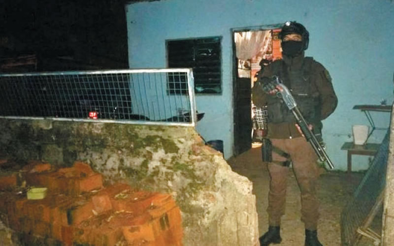 Secuestran droga y  detienen a tres personas en allanamiento