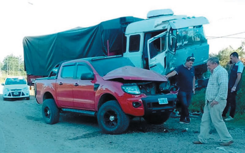 Una camioneta impactó contra un camión que estaba estacionado en una ruta provincial